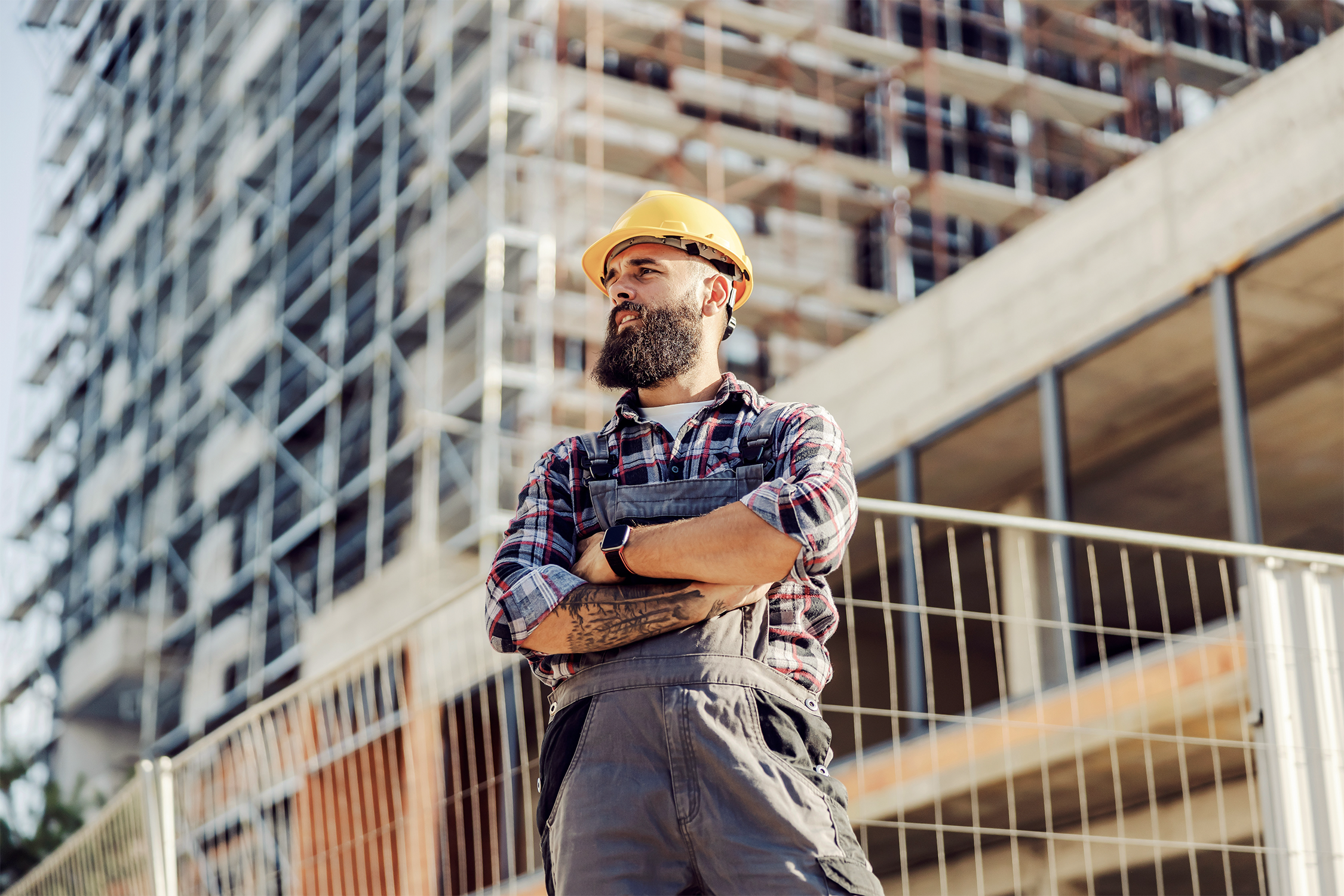 Constructeur devant un chantier